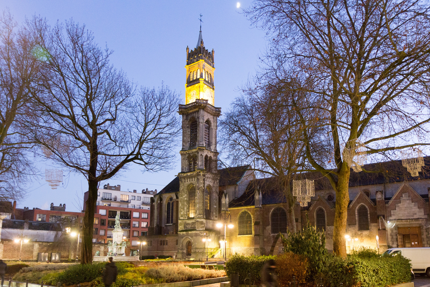 Comment choisir un garde-meuble à Valenciennes
